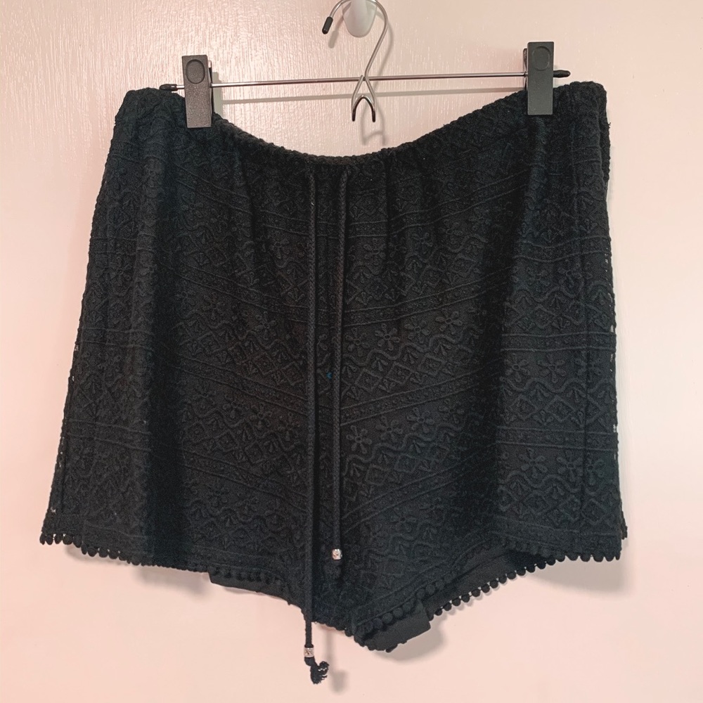 TWO BY VINCE CAMUTO || Black Embroidered Shorts